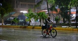 Huracán Beryl se debilita a categoría 1 sobre México, pero mantiene peligrosidad